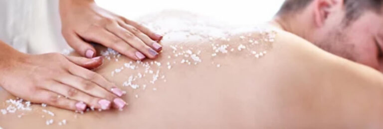 Peeling pour homme : comment exfolier sa peau et retrouver une peau plus ferme