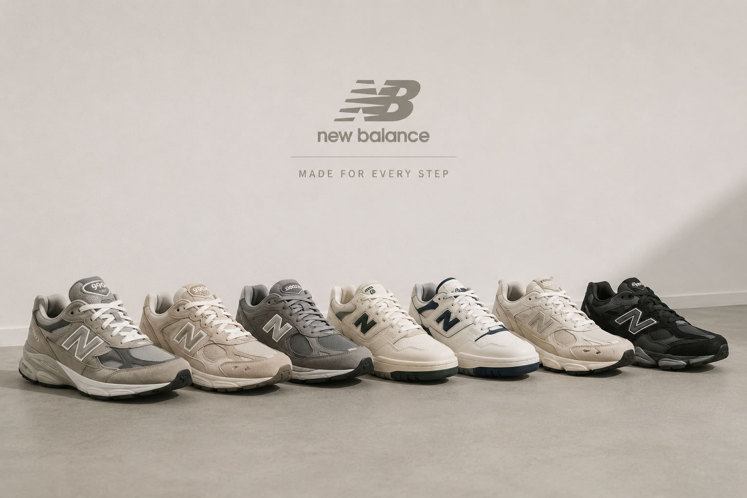 Collection de sneakers New Balance emblématiques alignées en studio Collection de baskets New Balance emblématiques alignées sur un fond clair, présentant plusieurs modèles iconiques de la marque dans un style minimaliste.