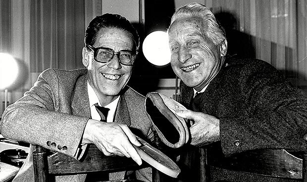 Klaus Märtens et Herbert Funck, fondateurs de la technologie Dr. Martens Photographie de Klaus Märtens et Herbert Funck présentant la semelle AirWair à l'origine des chaussures Dr. Martens.
