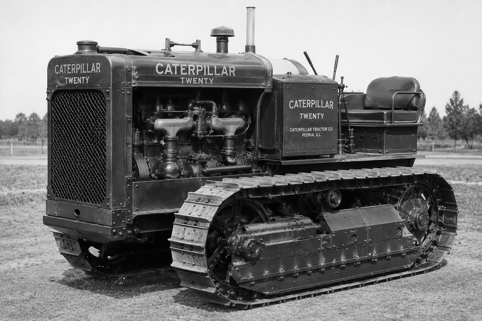 Photographie historique du Caterpillar Twenty, premier tracteur conçu par Caterpillar après la création de l'entreprise en 1925.