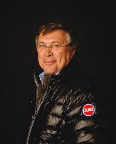Mario Colombo (1954–2026), dirigeant de la marque Colmar Portrait de Mario Colombo, dirigeant italien de Colmar, portant une doudoune noire arborant le logo de la marque.