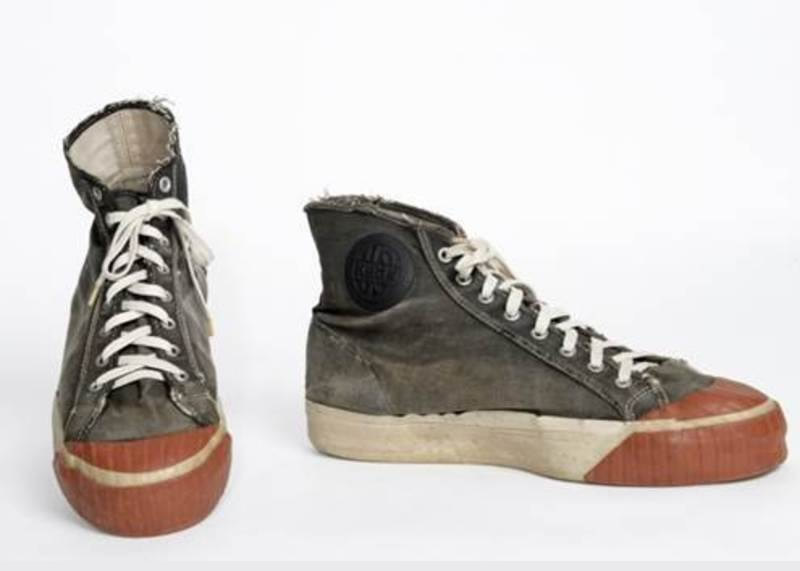 Anciennes baskets en toile avec semelle en caoutchouc illustrant les premières sneakers du début du XXe siècle