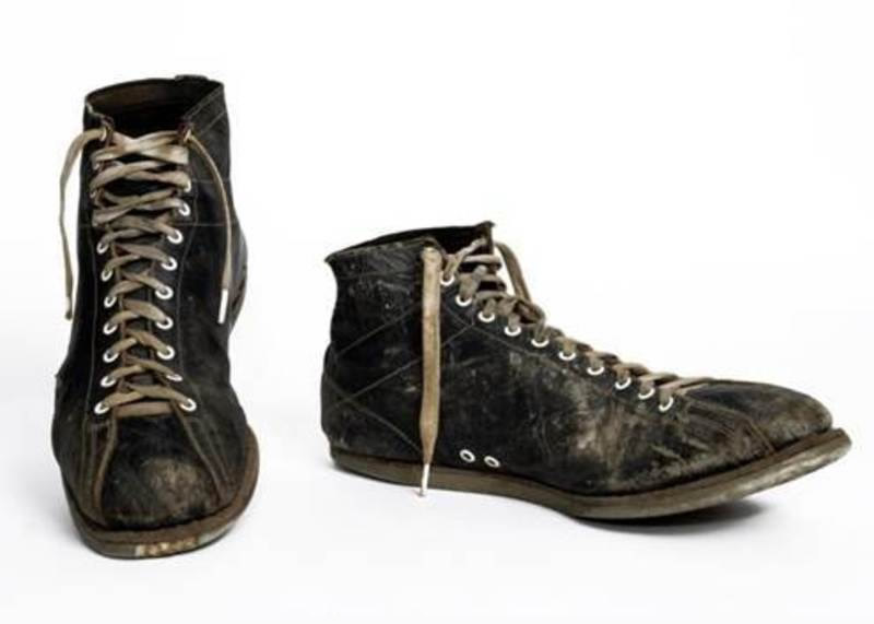 Anciennes chaussures de sport en cuir avant l’apparition des sneakers modernes