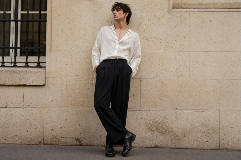 Look queer homme avec pantalon fluide, chemise ample et boots