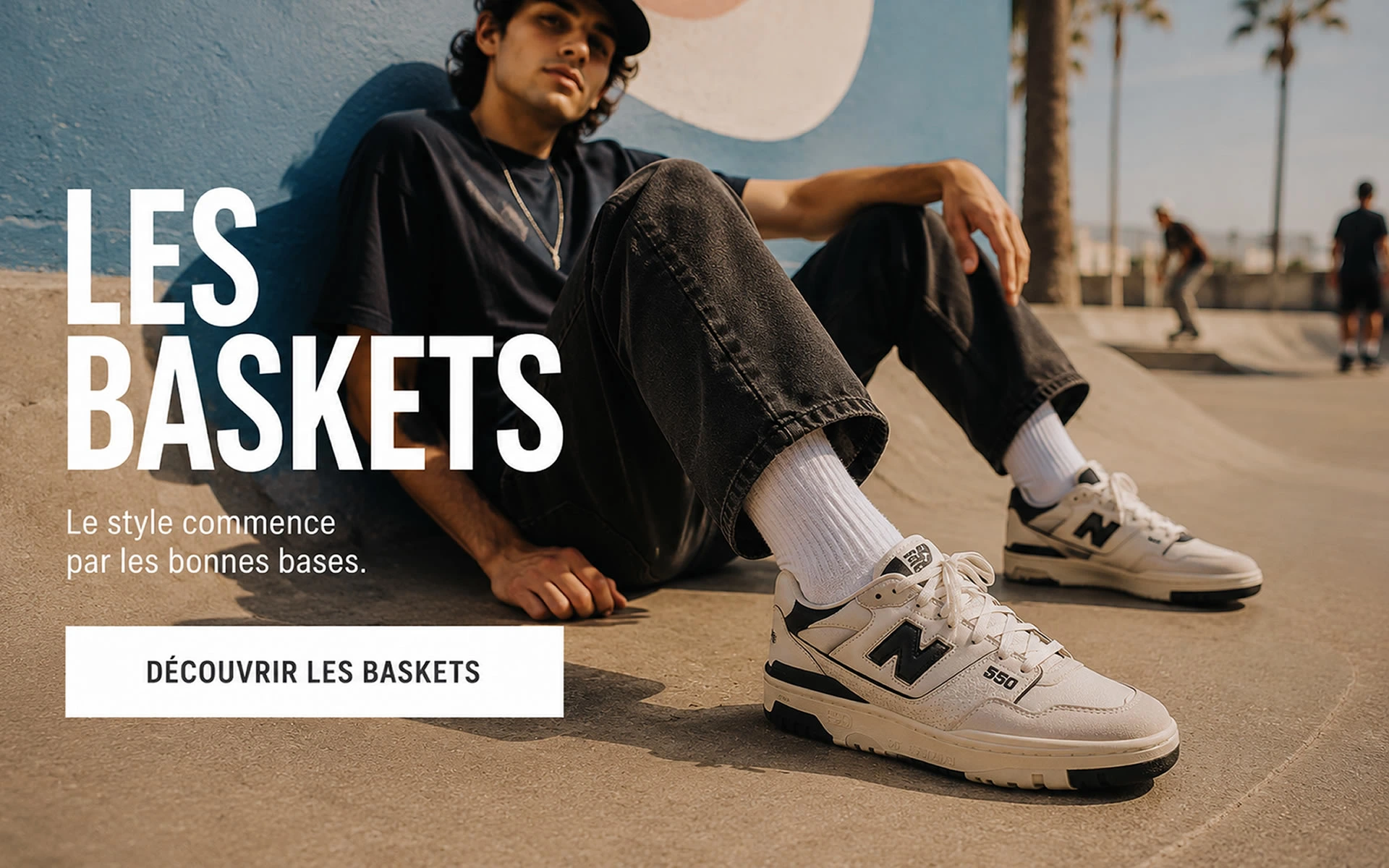 Baskets homme tendance style urbain été Jeune homme assis dans un skatepark ensoleillé portant des baskets blanches tendance et un look streetwear décontracté.