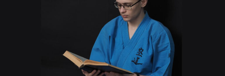 Comment porter le kimono homme avec élégance au quotidien ?