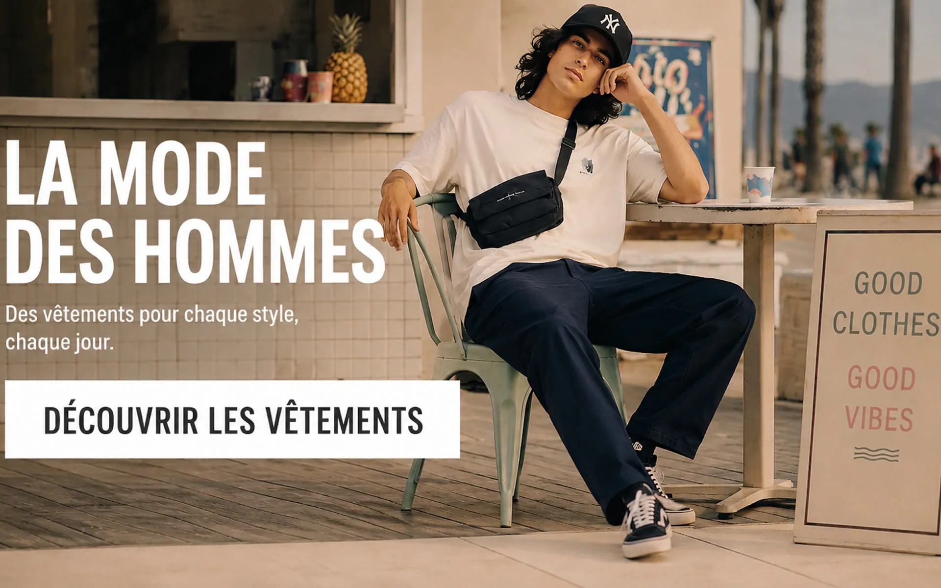 La Mode des Hommes – Découvrez les vêtements tendance homme Jeune homme assis en terrasse dans une ambiance estivale décontractée portant une tenue streetwear moderne pour homme