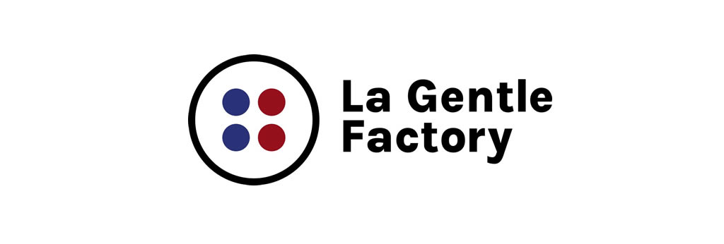 Logo de la marque française La Gentle Factory avec un emblème circulaire composé de quatre points bleu et rouge et le nom « La Gentle Factory » sur fond clair.