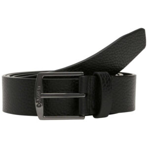 calvin klein jeans ceinture en cuir noire unie avec nom de la marque grave sur la boucle