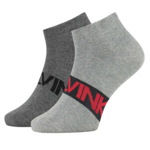 calvin klein jeans lot de 2 paires de chaussettes mi hautes grises et anthracite avec inscription calvin klein pour homme
