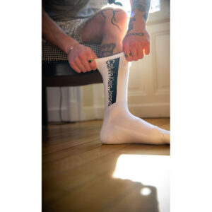 calvin klein jeans lot de 3 paires de chaussettes hautes blanc unies avec une coupe haute et nom de la marque autour de la chevi