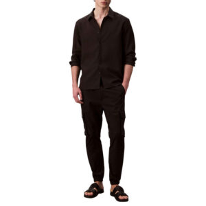 calvin klein jeans pantalon cargo noir uni a coupe slim et a ourlets elastiques 2
