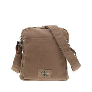 calvin klein jeans sacoche beige unie avec poche plaquee et poche principale zippee