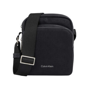 calvin klein jeans sacoche carree noire avec un touche texture et un imprime all over logo