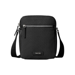 calvin klein jeans sacoche noire unie en maille tressee avec logo en pieces metalliques