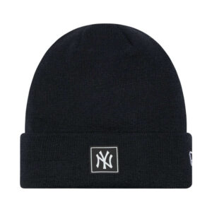 new era bonnet noir uni avec logo de la marque brode sur le cote du revers