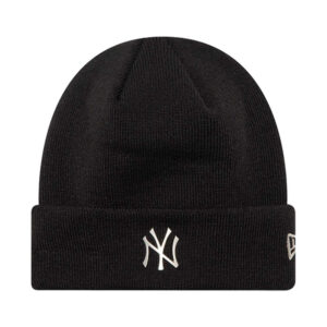 new era bonnet noir uni avec un insigne metallique a l avant sur le revers