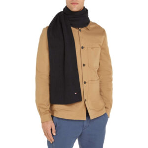 tommy hilfiger echarpe en coton noire unie et cotelee avec une coupe longue et un logo brode