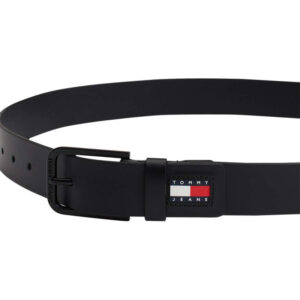 tommy jeans ceinture en cuir noire avec boucle noire et logo de la marque sur le passant